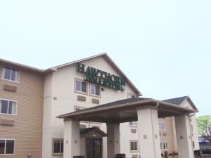 Hawthorn Inn & Suites - Dayton/Fairborn