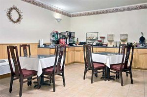 Econo Lodge Inn & Suites