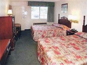 Econo Lodge Airport Inn