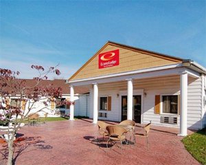 Econo Lodge Inn & Suites