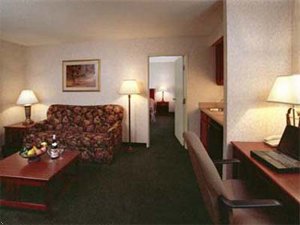 Clubhouse Inn & Suites - Nashville