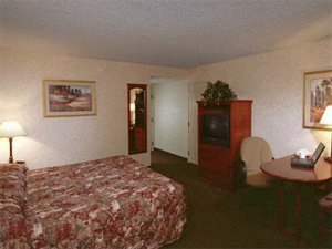 Clubhouse Inn & Suites - Savannah