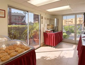 Ramada Inn Maingate/Saga Across From Disneyland Park